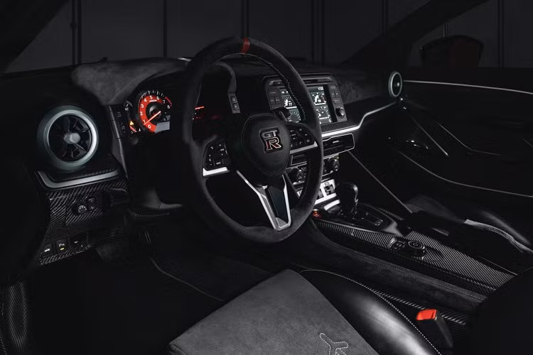 Trên một số trang tin quốc tế, người ta gọi Nissan GT-R R35 Final Edition là "Godzilla". Thực chất, Godzilla là tên của một con quái vật trong truyền thuyết dân gian Nhật Bản, nó là biểu trưng cho sự mạnh mẽ và điên cuồng nhất trong thế giới động vật. Chính vì vậy, việc ví von GT-R R35 Final Edition với Godzilla đã thấy hàm ý về một sức mạnh vượt trội so với trước đây.