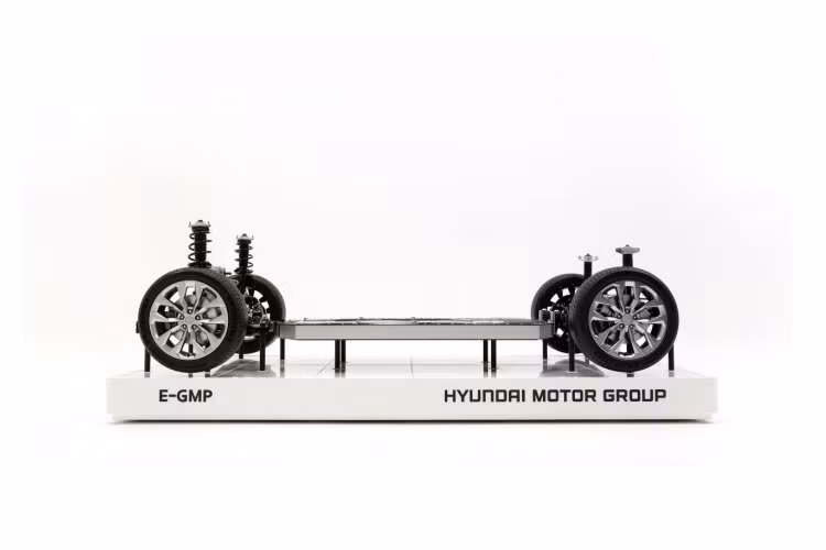 Điều thú vị là nền tảng E-GMP của Hyundai là nền tảng dẫn động cầu sau, có nghĩa là những chiếc xe tương lai sử dụng nó sẽ được cung cấp các cấu hình dẫn động cầu sau là tiêu chuẩn và dẫn động cả 4 bánh là tùy chọn bổ sung.