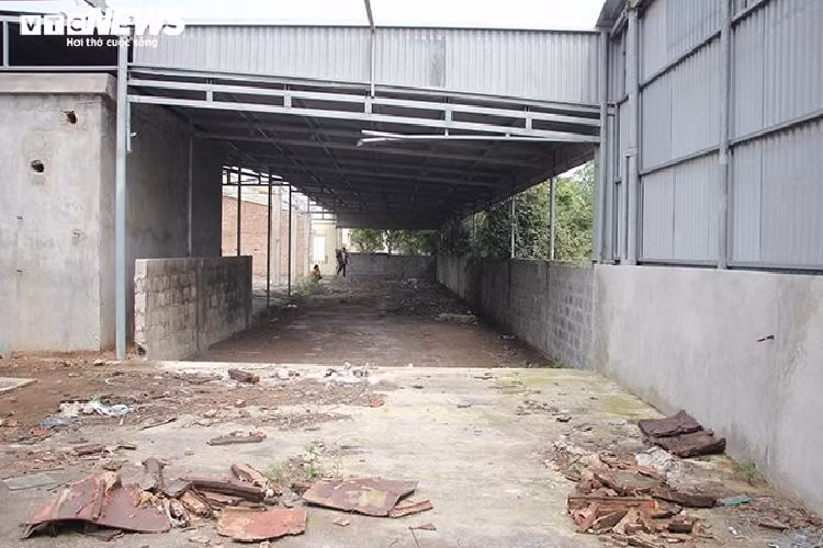 Những dãy nhà xưởng với hàng trăm mét vuông giờ trơ khung sắt. Khu nhà xưởng phun sơn, hàng trăm sản phẩm sắp thành thành phẩm giờ cũng chỉ là khu nhà xưởng trống trơn.