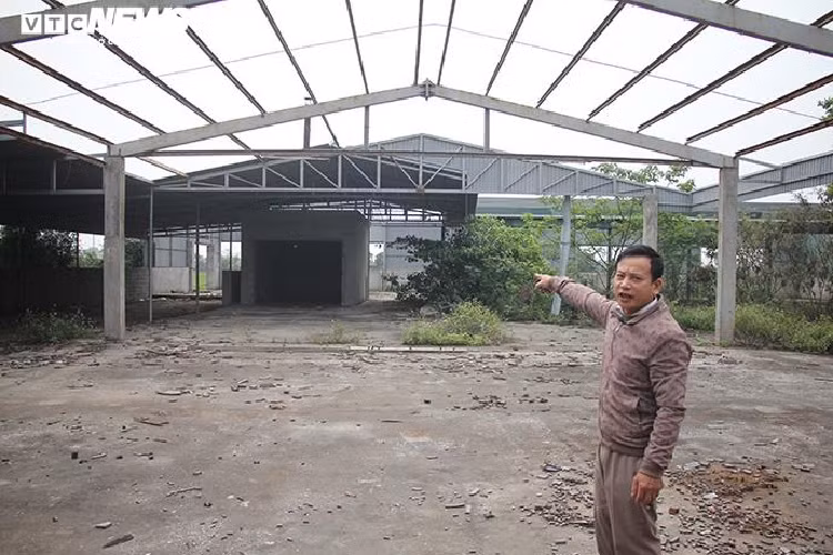 Chỉ cho chúng tôi những bức tường đổ nát, những bộ bàn ghế nằm trơ nhiều năm trên nền gạch, ông Nhàn xót xa bảo, trước khi ông cùng người anh em rời đi, toàn bộ tài sản của doanh nghiệp như máy móc, gỗ, hàng hóa hoàn thiện và chưa hoàn thiện, tài liệu, két sắt, ti vi… vẫn còn nguyên vẹn.
