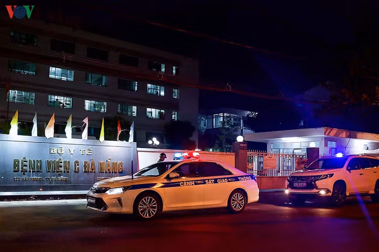 Đà Nẵng thực hiện phong tỏa 3 bệnh viện: Bệnh viện C (Bộ Y tế), Bệnh viện Đà Nẵng, Bệnh viện Chỉnh hình và Phục hồi chức năng Đà Nẵng và phong tỏa khu vực các tuyến đường mặt trước, sau và bên cạnh bệnh viện. Bắt đầu thực hiện từ 0h ngày 28/7 đến khi có thông báo mới. 