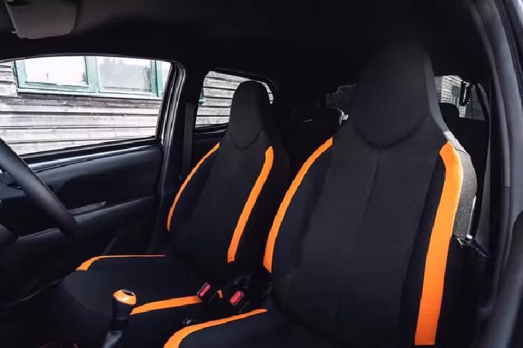 Nội thất của Aygo JBL Edition được làm mới với thiết kế trẻ trung hơn.