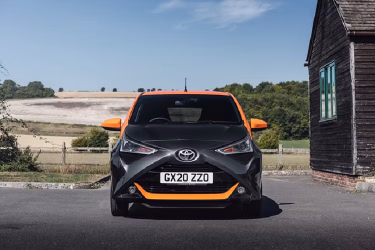 Phiên bản đặc biệt Toyota Aygo JBL Edition 2020 mới được trang bị hệ thống loa 600W do JBL phát triển, gồm 2 loa tweet 25 mm gắn trên bảng điều khiển và 2 loa 150 mm gắn ở cửa trước. Riêng loa siêu trầm 160 mm gắn ở khoang chứa lốp dự phòng.