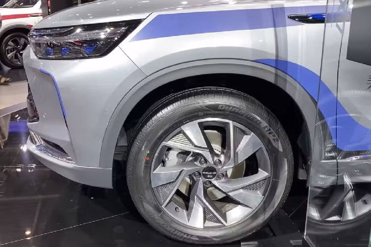 Beijing X7 PHEV vẫn sử dụng bộ mâm 19 inch, đa chấu dạng 3D của bản chạy xăng. Bọc bên ngoài là bộ lốp Hankook kích thước 235/55-19.