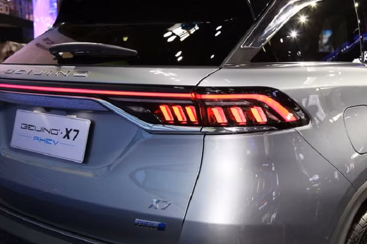 Phần đuôi của Beijing X7 PHEV có cụm đèn hậu LED trải hết chiều rộng thân xe. Phần cản va phía dưới được sơn màu bạc và đen. Tên xe X7 PHEV được đặt bên phải. Vị trí này trên Beijing X7 tiêu chuẩn được để trống.