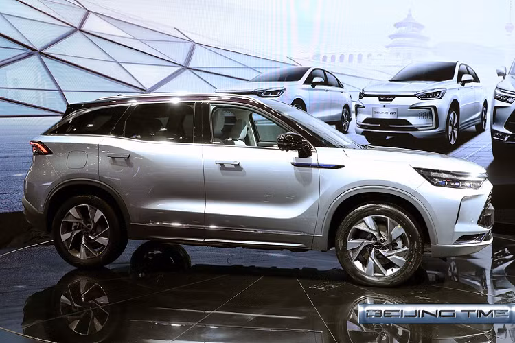 So với Beijing X7 bản chạy xăng, Beijing X7 PHEV thế hệ mới không có khác biệt ở kiểu dáng. Điểm phân biệt giữa 2 phiên bản là các chi tiết màu xanh ở đèn trước, khe gió bên và tên xe ở phía sau.