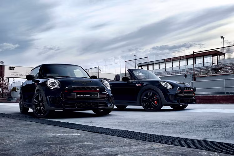Mini Australia vừa cho ra mắt phiên bản giới hạn Mini JCW Nightfall Edition mới với số lượng 40 chiếc, trong đó có 10 chiếc thuộc biến thể mui trần. So với phiên bản tiêu chuẩn, JCW Nightfall Edition được thay đổi về diện mạo và nội thất.