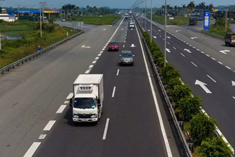 Chính vì vậy, bạn không nên chạy sát hoặc chạy song song với các loại xe này để đảm bảo an toàn cho bản thân, cũng như tránh những điều đáng tiếc xảy đến.