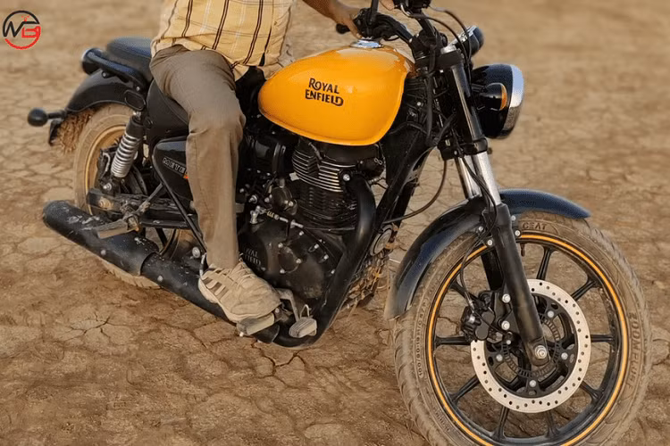 Bên cạnh đó, Royal Enfield Meteor 350 có tay lái được bố trí thấp, mang đến cho người lái tư thế ngồi thằng nhưng vẫn hơi chồm vể phía trước rất thể thao. Các chi tiết giúp nhấn mạnh phong cách cổ điển bao gồm đèn xi nhan dạng tròn, đặc biệt hơn đèn xinhan sau được bố trí thấp hơn, tích hợp trên pát lắp biển số của xe.