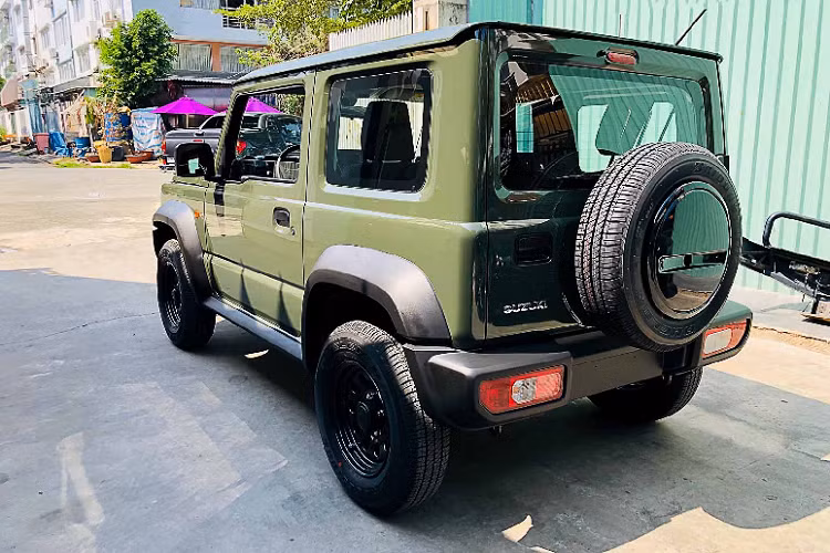 Những so sánh như "nếu cầm 1,5 tỷ trong tay sẽ mua VinFast SA 2.0 hay Ford Everest 4x4 thay vì Suzuki Jimny" sẽ trở nên sáo rỗng bởi chủ nhân của 2 chiếc Suzuki Jimny đều đang sở hữu nhiều mẫu xe dạng khủng như: Audi Q7, Toyota Land Cruiser, Ford Ranger Raptor, F-150 Raptor hay Toyota Tundra. Đơn giản vì thích thì mua.