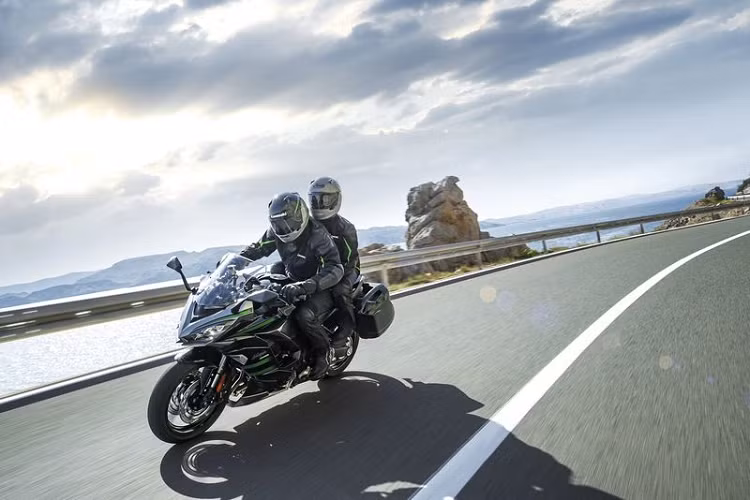 Kawasaki Ninja 1000SX thế hệ mới sẽ được bán ra với chỉ một phiên bản màu sắc là Xanh - Đen Metallic Graphite Gray/Metallic Diablo Black