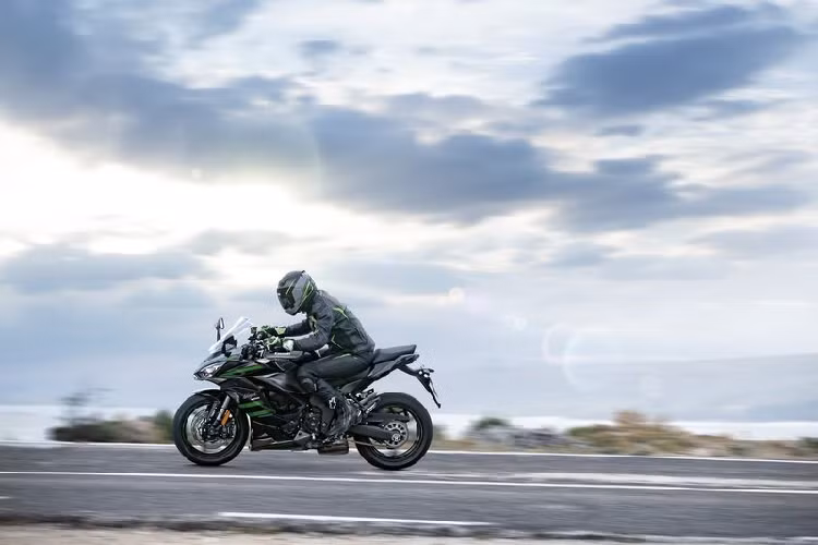 "Trái tim" của Kawasaki Ninja 1000SX 2020 là khối động cơ 4 xy-lanh DOHC 1.043cc, làm máy bằng chất lỏng, cho ra công suất tối đa 140 mã lực và 82 Nm mô-men xoắn cực đại, đi kèm với hộp số 6 cấp.
