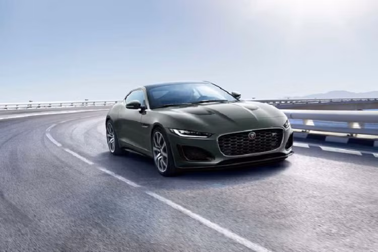 Công việc của SV Bespoke bao gồm màu sơn xanh lá Sherwood Green đã "biến mất" khỏi bảng màu của Jaguar từ những năm 1960. Sherwood Green vốn là một màu ngoại thất đặc trưng của Jaguar giống như màu xanh lam Guardsman Blue của Ford Mustang và màu đỏ Rosso Corsa của Ferrari.