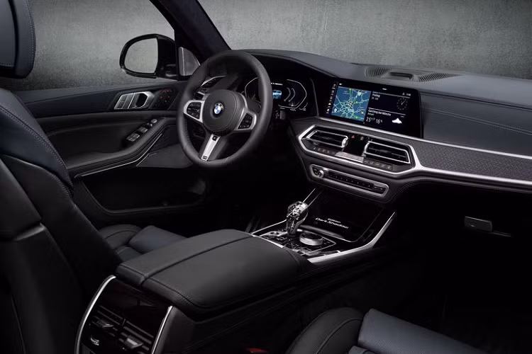 Tất cả BMW X7 Dark Shadow Edition đều được trang bị rất tốt với đầy đủ các tiện nghi sang trọng như hệ thống điều hòa đa vùng, ghế chỉnh điện, vô lăng đa chức năng và bọc da, cửa hít, sạc không dây, màn hình rộng cho hệ thống thông tin giải trí, cụm đồng hồ kỹ thuật số, radio kỹ thuật số, ổ cắm USB, dàn âm thanh hi-fi và đèn nền.