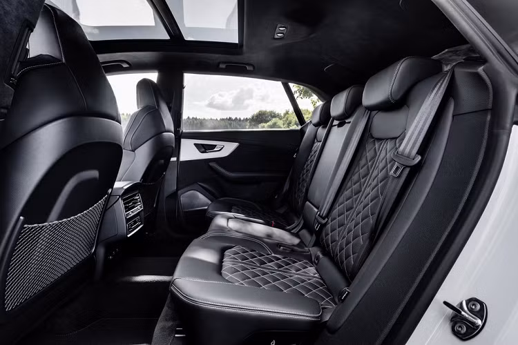 Hệ thống hybrid trên xe có pin lithium-ion 17,8 kWh làm mát bằng chất lỏng và được đặt dưới khoang hành lý.