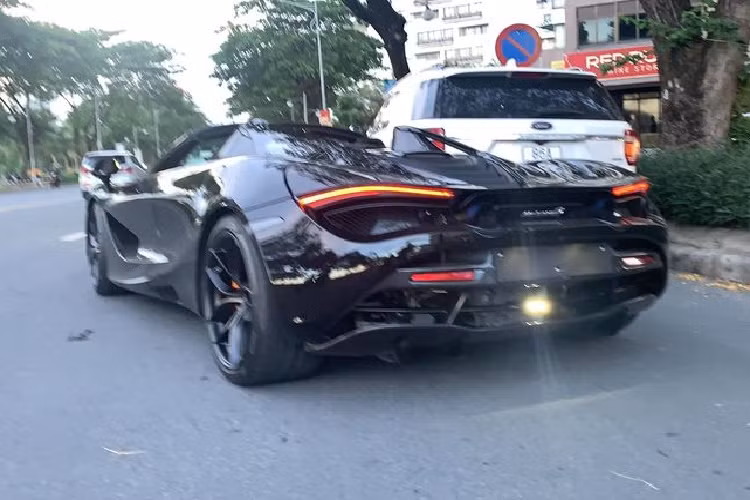Là phiên bản mui trần của McLaren 720S Coupe, vì vậy, những khác biệt lớn nhất trong thiết kế của 720S Spider và Coupe chính là phần mui cứng có thể thu vào, các cửa sổ sau chỉnh điện và các cột trụ mới.