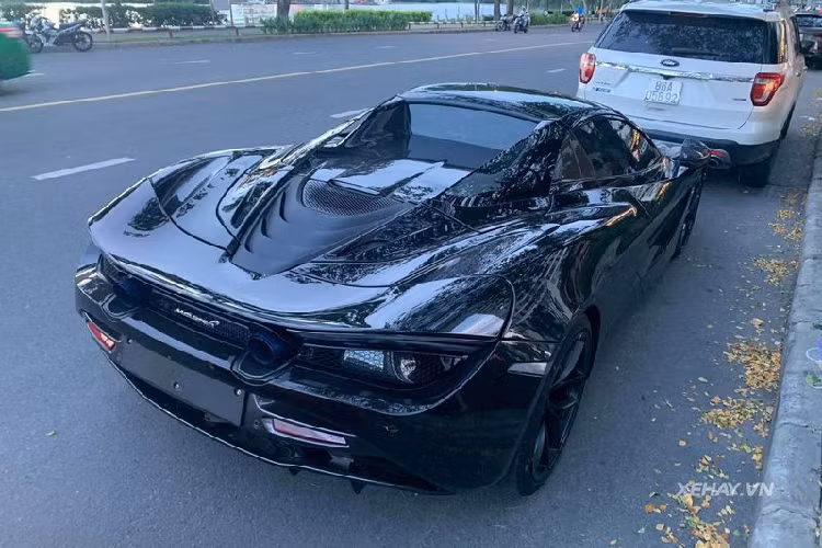 720S Spider ssở hữu động cơ xăng tăng áp kép V8 4.0L cho công suất 710 mã lực và mô-men xoắn cực đại 769Nm. Kết hợp hộp số tự động tuần tự 7 cấp, siêu xe có thể tăng tốc từ 0 - 100 km/h chỉ trong 2,9 giây trước khi cán tốc độ tối đa 325 km/h. Giá xe McLaren 720S Spider tại Việt Nam không rõ là bao nhiêu, nhưng nhiều nguồn tin cho rằng siêu xe mui trần này được nhập khẩu tư nhân khoảng 1 triệu USD (khoảng hơn 23 tỷ đồng).
