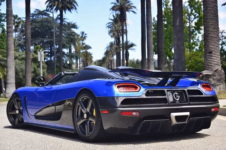 Agera S cũng là chiếc Koenigsegg đầu tiên có trang bị cách mạng chính là sự phát triển và sản xuất bánh xe Hollow Space Carbon Fiber Aircore. Với động cơ chạy bằng nhiên liệu xăng thông thường có sức sản sinh công suất lên tới 1030 mã lực, Agera S có thể đạt tốc độ tối đa tới hơn 400km/h.