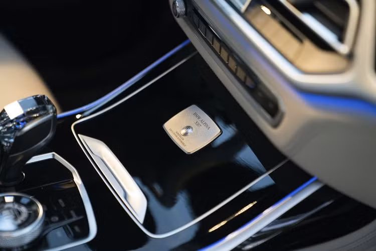 Đối với không gian cabin, Alpina XB7 2021 mang tới cho khách hàng 2 sự lựa chọn về cấu hình ghế ngồi, bao gồm 6 chỗ và 7 chỗ. Tất cả các ghế trong xe và không gian cabin đều được bọc da cao cấp, trần xe bọc da Alcantara, cửa sổ trời toàn cảnh, huy hiệu Alpina bên trong khoang nội thất và đặc biệt là gói tuỳ chọn bầu trời sao, tương tự các mẫu xe Rolls-Royce với 15.000 bóng LED vô cùng đặc biệt.