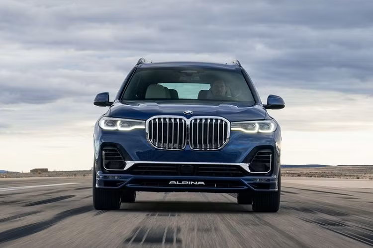So với phiên bản mạnh nhất của BMW X7 thông thường là M50i xDrive, XB7 2021 mạnh hơn 89 mã lực và 50 Nm mô-men xoắn. Đi kèm với đó là trang bị hộp số thể thao ZF 8 cấp đã đợc tinh chỉnh lại hiệu suất sang số. Nhờ vậy, Alpina XB7 2021 có thể tăng tốc từ 0 - 100 km/h chỉ trong 4.2 giây.