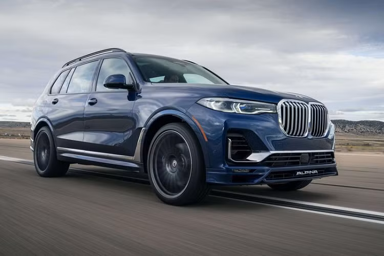 Mới đây, Alpina đã chính thức vén màn tới công chúng siêu phẩm SUV BMW XB7 2021 mới với sức mạnh khủng lên đến 612 mã lực. So sánh với X7 tiêu chuẩn, XB7 2021 không chỉ mạnh mẽ hơn tới 89 mã lực mà nó còn chứa đựng rất nhiều sự tinh chỉnh của nhà sản xuất nhằm đem đến một hiệu suất hoạt động, một cảm giác lái thực sự đỉnh cao và phấn khích.