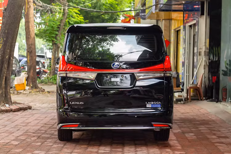 Trang bị đèn LED trang trí nội thất, đồng hồ và dàn âm thanh giải trí từ thương hiệu Mark Levinson... Giá xe Lexus LM300h mới đang được chào bán 9,2 tỷ đồng tại một số đơn vị nhập khẩu xe tư nhân tại Việt Nam.