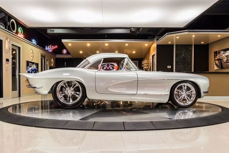 Vì mang tới nhiều sự thay đổi như vậy, Chevrolet Corvette cổ điển là mẫu xe được nhiều người thèm khát. Do đó, một chiếc Corvette 1962 phục chế ngon lành rõ ràng là có giá trị cao. Đây chính là trường hợp của chiếc Corvette giành giải thưởng mà hiện đang được chào bán trên internet với cái giá gây sốc 275.000 USD (tương đương 6,4 tỷ đồng).