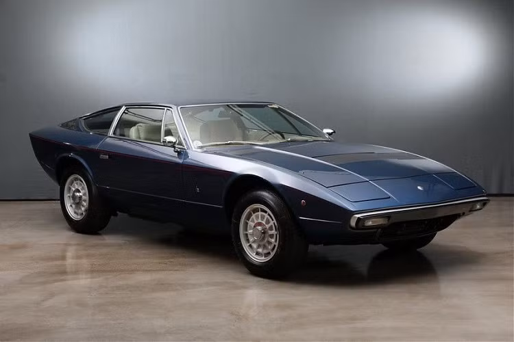Thế nhưng, theo yêu cầu của Hoàng gia Brunei, chiếc Maserati Khamsin này đã được thay đổi hoàn toàn phần thiết kế. Maserati Khamsin nguyên bản được trang bị thiết kế đuôi xe độc đáo với đèn hậu hình chữ nhật, nằm trong một tấm kính trong suốt, cho phép nhìn vào bên trong khoang hành lý.