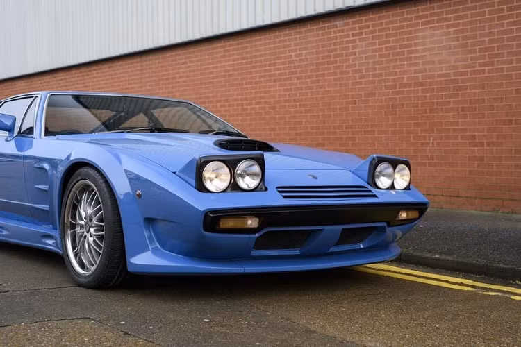 Chiếc Maserati Khamsin đời 1975 này đã được độ lại đến mức khó nhận ra theo yêu cầu từ Quốc vương Brunei. Khi xuất xưởng, chiếc Maserati Khamsin mang diện mạo của một mẫu xe grand tourer với những đường cắt mượt mà do nhà thiết kế người Ý Marcello Gandini chấp bút trong thời gian làm dưới trướng công ty Bertone. Mang trên mình sứ mệnh thay thế đàn anh Ghibli thế hệ thứ nhất, Maserati Khamsin đương nhiên phải sở hữu thiết kế ngoại thất ấn tượng.