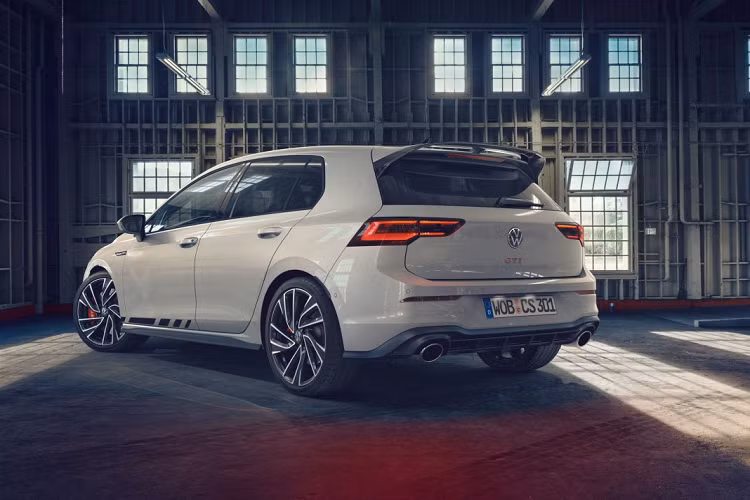 Cụ thể, động cơ của Volkswagen Golf GTI Clubsport mới sẽ cung cấp cho chiếc hot-hatch này công suất cực đại 296 mã lực, cao hơn đến 54 mã lực so với thông thường và 400 Nm mô-men xoắn, cao hơn 30 Nm. Với sức mạnh mới này, chiếc Golf sẽ có cho mình khả năng tăng tốc lên 100 km/h trong chưa đầy 6 giây, tốc độ tối đa của xe được hãng giới hạn ở mức 250 km/h. Mẫu xe này sẽ được trang bị với hộp số ly hợp kép 7 cấp được tinh chỉnh đặc biệt với tỉ số truyền nhỏ hơn so với hộp số của những chiếc Golf thế hệ thứ 8 khác.
