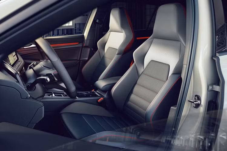 Một chút thể thao được Volkswagen thể hiện trên bản này với một số các điểm nhấn hình họa màu đen ở bên hông cùng các đường viền màu đỏ tạo điểm nhấn. Khoang lái bên trong với sự khác biệt chỉ là các viền chi tiết màu đỏ cũng như sự xuất hiện của da và chất liệu bọc mới.