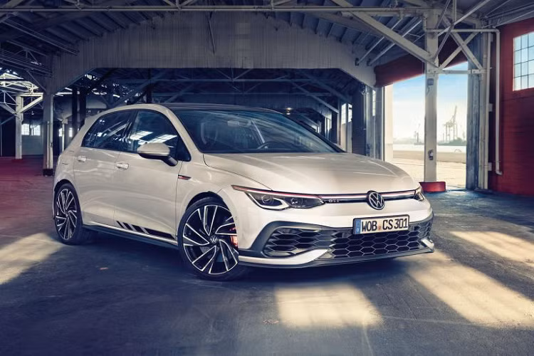 Phiên bản Clubsport của Volkswagen Golf GTI 2021 mới được coi là một phiên bản nâng cấp cao hơn của chiếc hot-hatch này nhằm giúp hãng cạnh tranh “quyết liệt” hơn với những đối thủ trong phân khúc. Giống với Golf GTI, bản này vẫn sẽ sử dụng khối động cơ I4 dung tích 2.0 lít tăng áp. Tuy nhiên, một số các chi tiết của động cơ như bộ tản nhiệt được làm lớn hơn, ECU được tinh chỉnh lại cũng như bộ tăng áp Continental hoàn toàn mới đã giúp nó trở nên mạnh hơn.