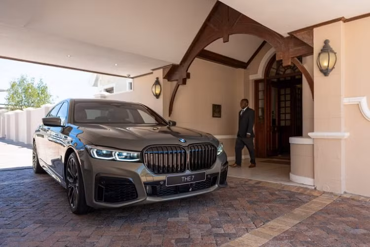 Chiếc xe này đã được bàn giao tới khách sạn Ellerman House cách đây không lâu. Đây không chỉ là một chiếc BMW 7 Series với những công nghệ hiện đại mà còn là một tác phẩm nghệ thuật được chăm chút từ những chi tiết nhỏ nhất bởi bộ phận cá nhân hóa Individual của BMW. Chiếc xe sang BMW 745Le xDrive Individual này chính là một minh chứng cho khả năng sáng tạo của thương hiệu Đức trong việc thiết kế những chiếc xe hoàn toàn dựa trên ý tưởng cũng như tuân thủ những yêu cầu, ý muốn của chủ sở hữu.