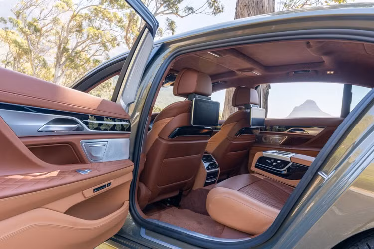 Các chi tiết như viền cửa, bảng điều khiển, trần xe Alcantara, miếng lót sàn và đường viền cửa bọc da đều được sử dụng với tông màu Tartufo. Các phần tựa đầu cũng được thêu những hoa văn độc quyền dành riêng cho chiếc xe. Phần ghế sau cũng được trang bị gối tựa rời được thêu logo “EH” biểu tượng của khách sạn. Bảng điều khiển trung tâm cũng như phần tựa tay ở giữa cũng được bọc da màu Cognac.