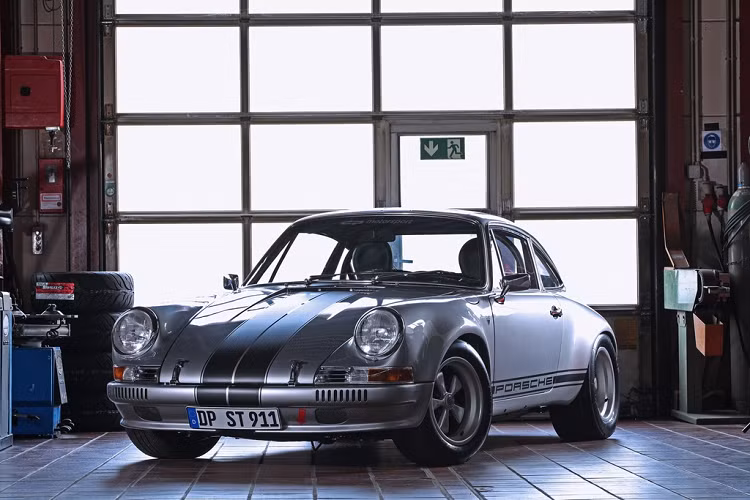 Chiếc Porsche 356 mui trần này được đặt tên là “3000 RR” dựa trên dung tích của khối động cơ nó đang sở hữu. Chiếc xe đặt biệt này được xây dựng trên một chiếc Porsche 356 B Roadster và sử dụng khối động cơ boxer dung tích 3.0 lít, 6 xy-lanh tăng áp của Porsche 930.