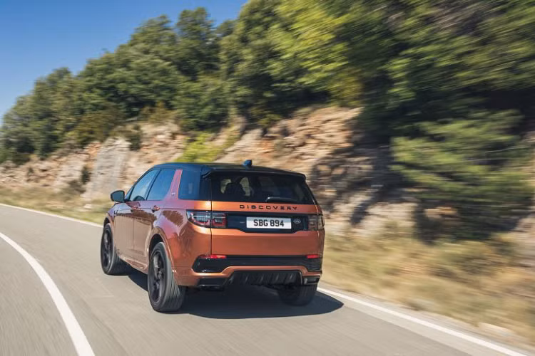 Tại Anh Quốc, giá xe Land Rover Discovery Sport mới từ hôm nay với mức khởi điểm 31.915 Bảng Anh (khoảng 975 triệu Đồng).