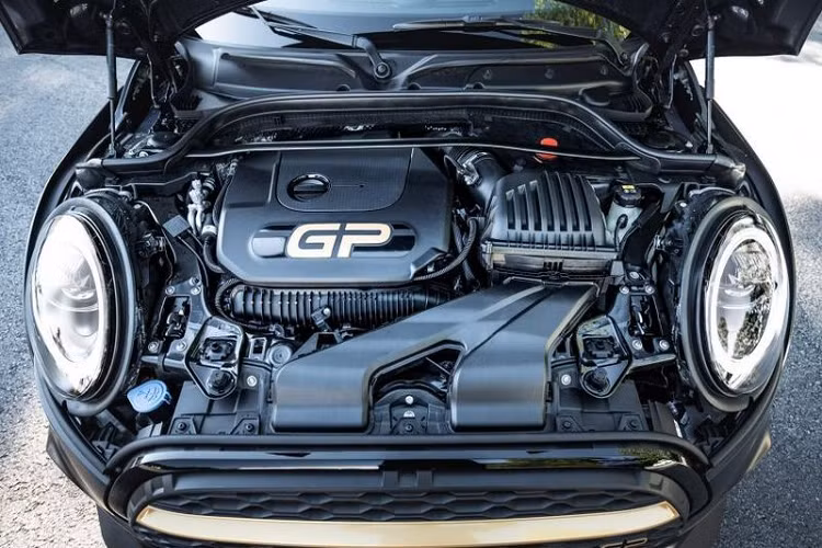 Những thay đổi tiếp tục trên bản độ MINI John Cooper Works GP với một đường ống thay thế cho bộ lọc hạt xăng và hệ thống ống xả cat-back Remus có các nắp đầu ống bốn giai đoạn nhằm mang đến những âm thanh động cơ mạnh mẽ hơn so với hệ thống tiêu chuẩn.