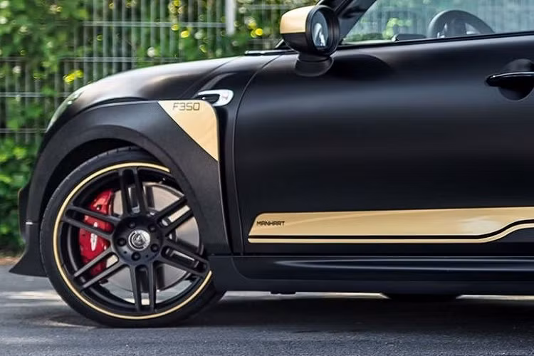 Chưa dừng lại ở đó, Manhart cũng trang bị cho MINI John Cooper Works GP một hệ thống treo lò xo hạ thấp (AST Suspension) để giảm chiều cao gầm bớt 20 mm ở phía trước và 15 mm ở phía sau. Gói GP3 F350 còn bao gồm bộ mâm Manhart Concave One 19 inch được thiết kế riêng và bọc gọn trong các lốp kích thước 235/35.