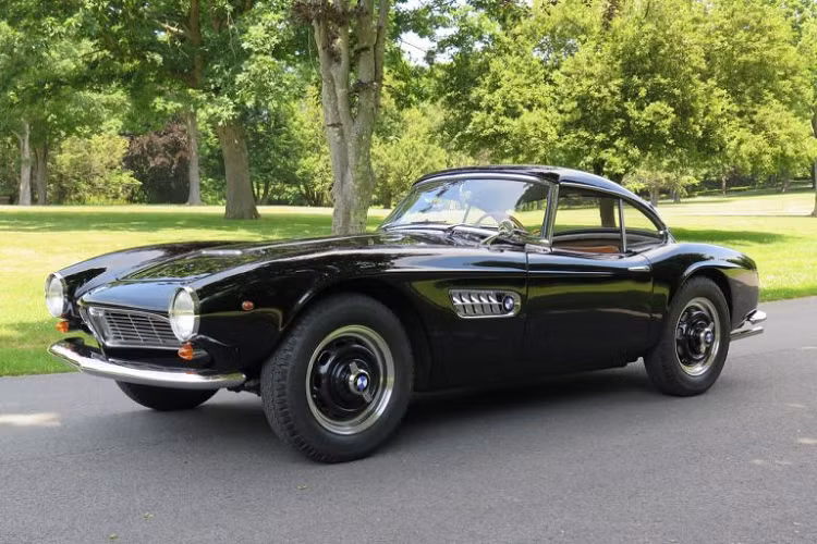 Trên thực tế, phần khung xe của BMW 507 là khung của BMW 503 nhưng đã được rút gọn. Chiều dài cơ sở giảm từ 2,835 mm xuống còn 2,480 mm, chiều dài tổng thể là 4,385 mm và chiều cao tổng thể là 1,257 mm.