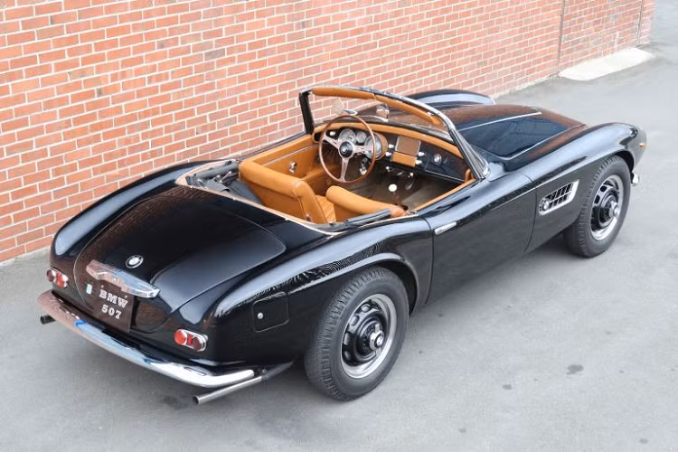 Có lẽ một yếu tố làm nên giá xe BMW 507 1957 lên đến cả triệu đô này chính là bộ giấy tờ, tài liệu chứng minh nguồn gốc xuất xử cũng như giá trị lịch sử của chiếc xe mui trần này.