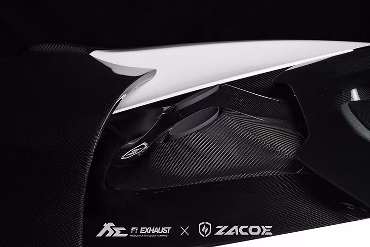 Với gói độ này, nắp ống xả siêu xe McLaren 650S được chế tạo bằng chất liệu sợi carbon có thể chịu được nhiệt độ lên tới 250 độ C. Các ống dẫn nhiệt đặc biệt cải thiện các nỗ lực làm mát bằng cách cho phép không khí nóng thoát ra.