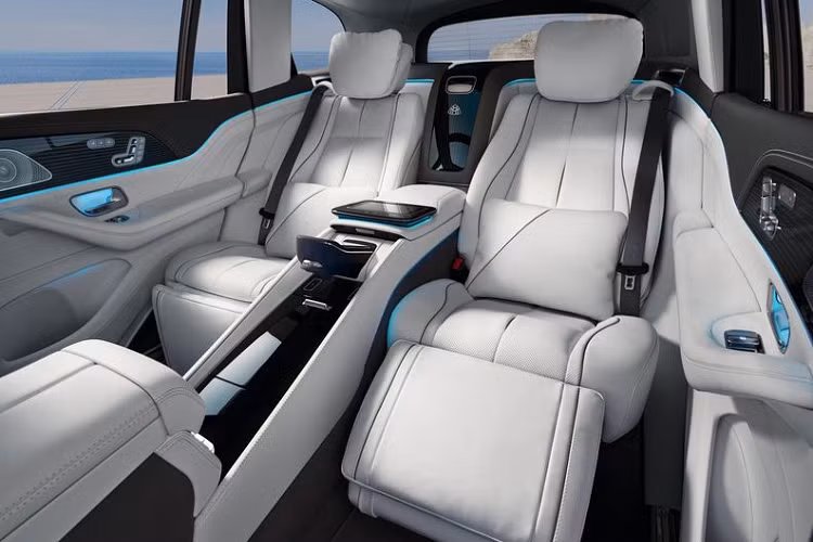 Về truyền động, trong khi những chiếc Maybach khác thường đi kèm với động cơ V12, Maybach GLS 2021 lại sử dụng động cơ tăng áp kép V8 4.0L sản sinh công suất 550 mã lực và mô-men xoắn cực đại 729Nm. Động cơ còn được hỗ trợ thêm bởi bộ khởi động điện EQ Boost bổ sung thêm 21 mã lực và 249Nm khi cần thiết. Maybach GLS có thể tăng tốc từ 0 - 96 km/h chỉ trong 4,8 giây.