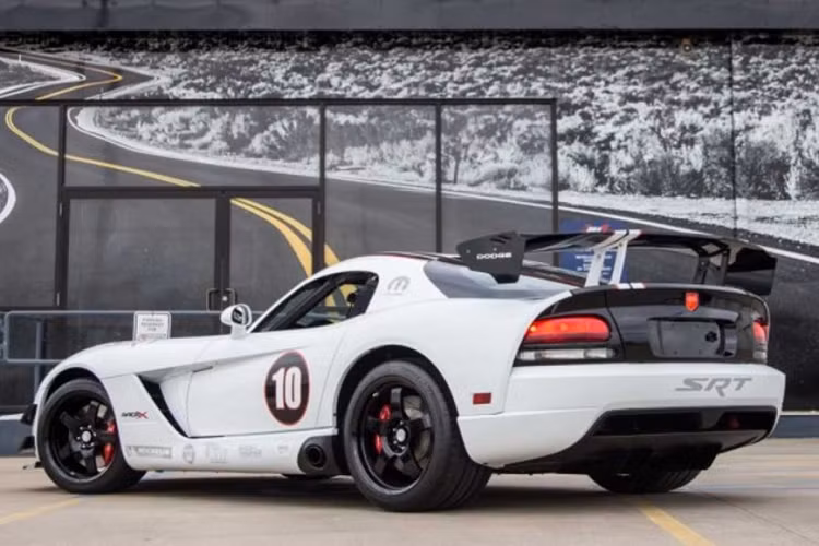 Vào năm 2010, khi Dodge chuẩn bị kết thúc Viper thế hệ ZB II, hãng đã quyết định ra mắt phiên bản nâng cấp của Viper ACR và chỉ sản xuất chiếc xe này với mục đích sử dụng trong giải đua Dodge Viper Cup Series. Chiếc xe nhận được một số nâng cấp nhất định, cùng với đó là một số chi tiết được gỡ bớt nhằm giảm trọng lượng chỉ còn 1.497 kg.