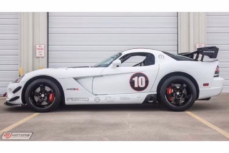Những nâng cấp ngoại thất của xe Dodge Viper ACR-X được trang bị thêm nhằm giúp nó có thể tạo ra lực ép tốt hơn khi di chuyển trên đường đua, điển hình là bộ cánh mang mới và cánh gió phía sau.