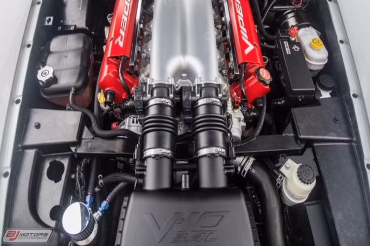 Dodge trang bị thêm những phụ kiện an toàn bên trong nội thất như khung chống lật tích hợp, bình chữa cháy cùng bộ ghế đua thể thao và đai an toàn đa điểm. Nội thất cũng được tối giản hóa và giờ đây chỉ còn một vài trang bị cần thiết.
