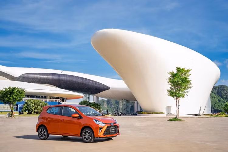 Toyota Việt Nam (TMV) vừa chính thức giới thiệu phiên bản nâng cấp Toyota Wigo 2020 mới với những cải tiến về mặt thiết kế và tiện nghi mới. Toyota Wigo mới 2020 sẽ chính thức có mặt tại toàn bộ hệ thống đại lý của Toyota trên toàn quốc kể từ ngày 16/07/2020 với 2 phiên bản, bao gồm bản số sàn (MT) và số tự động (AT) cùng mức giá tương ứng 352 triệu đồng và 384 triệu đồng.
