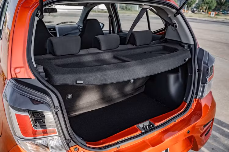 Bên cạnh đó Wigo đạt tiêu chuẩn an toàn 4 sao ASEAN NCAP với trang bị những tính năng an toàn bị động và chủ động như 2 túi khí, dây đai 3 điểm tại 5 vị trí, hệ thống chống bó cứng phanh ABS và hệ thống phân phối lực phanh điện tử EBD, mang lại sự an tâm cho người lái và hành khách.