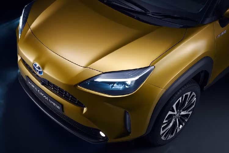 Yaris Cross dành cho thị trường châu Âu được sản xuất tại Pháp. Trong khi đó, phiên bản cho thị trường Nhật Bản được sản xuất ngay trong nước. Giá xe Toyota Yaris Cross tại Nhật Bản từ 17.000 USD (khoảng 394 triệu đồng) cho phiên bản tiêu chuẩn và 26.600 USD (hơn 600 triệu đồng) cho bản Hybrid. Sau khi ra mắt, Yaris Cross sẽ cạnh tranh với những mẫu SUV cỡ nhỏ như Hyundai Kona, Honda HR-V và Ford EcoSport.