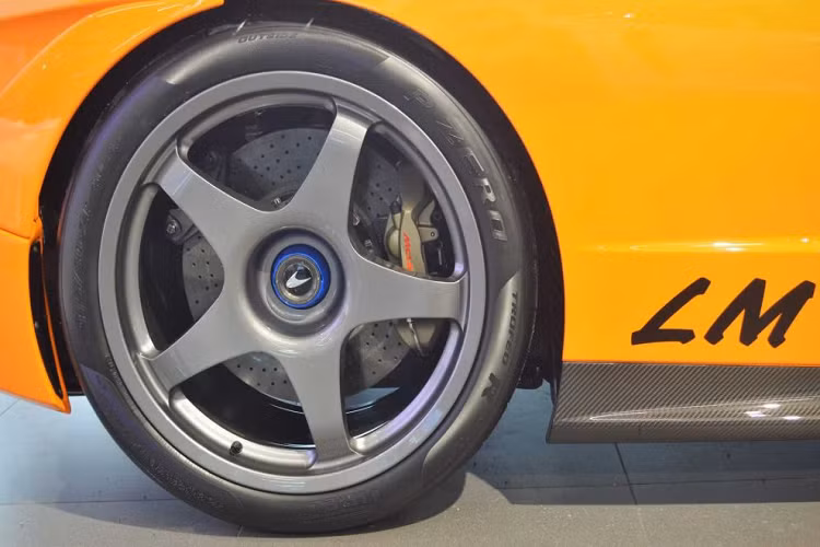 Một số chiếc Senna tới đây sẽ được ra mắt dựa trên khung gầm của siêu xe McLaren Senna GTR. Cho dù chỉ sản xuất 75 chiếc, tính đến thời điểm hiện tại, McLaren Senna GTR vẫn còn khoảng 20 chiếc “chưa tìm được chủ nhân”. Có lẽ một phần chính vì những chiếc xe này sinh ra không dành cho đường phố nên phần nào sẽ khó khăn hơn trong việc sử dụng.