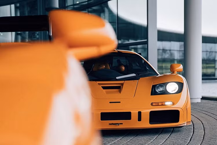 So với những chiếc Senna thông thường, cách phối màu này thực sự khác biệt. Đi kèm với đó chính là bộ mâm 5 chấu đơn quen thuộc trên những chiếc xe đua McLaren F1 LM thời đó.